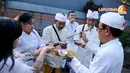  Pendeta Hindu tampak memercikkan tirta atau air suci pada umat Hindu yang akan melakukan sembahyang (Liputan6.com/Andrian M Tunay)