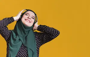 7 Ciri Khas Wanita yang Suka Mendengarkan Podcast, Ternyata Punya Karakter Unik