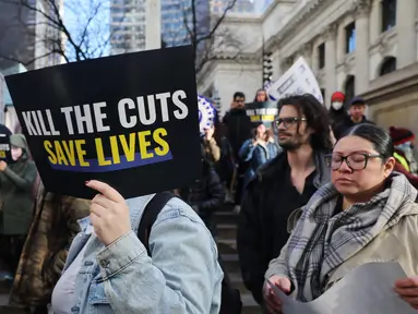 Sejumlah orang berunjuk rasa menuntut diakhirinya pemangkasan anggaran di bidang sains, penelitian, pendidikan, dan bidang-bidang lainnya oleh pemerintahan Presiden Donald Trump di Manhattan, New York City pada 8 April 2025. (Spencer Platt/Getty Images North America/Getty Images via AFP)