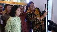 Menteri BUMN Rini Sumarno menjajal aplikasi mobile pemesanan tiket pesawat ala generasi millenial di Garuda Indonesia Travel Fair 2017 