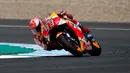 Pembalap Repsol Honda, Marc Marquez memacu motornya selama balapan MotoGP Spanyol 2018 di Sirkuit Jerez, Minggu (6/5). Marc Marquez, tampil impresif untuk menjuarai balapan MotoGP Jerez. (AP Photo/Miguel Morenatti)