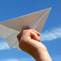 Trik permainan keren ini bikin pesawat kertasmu nggak mudah mendarat dengan cepat. (Via: origami.lovetoknow.com)