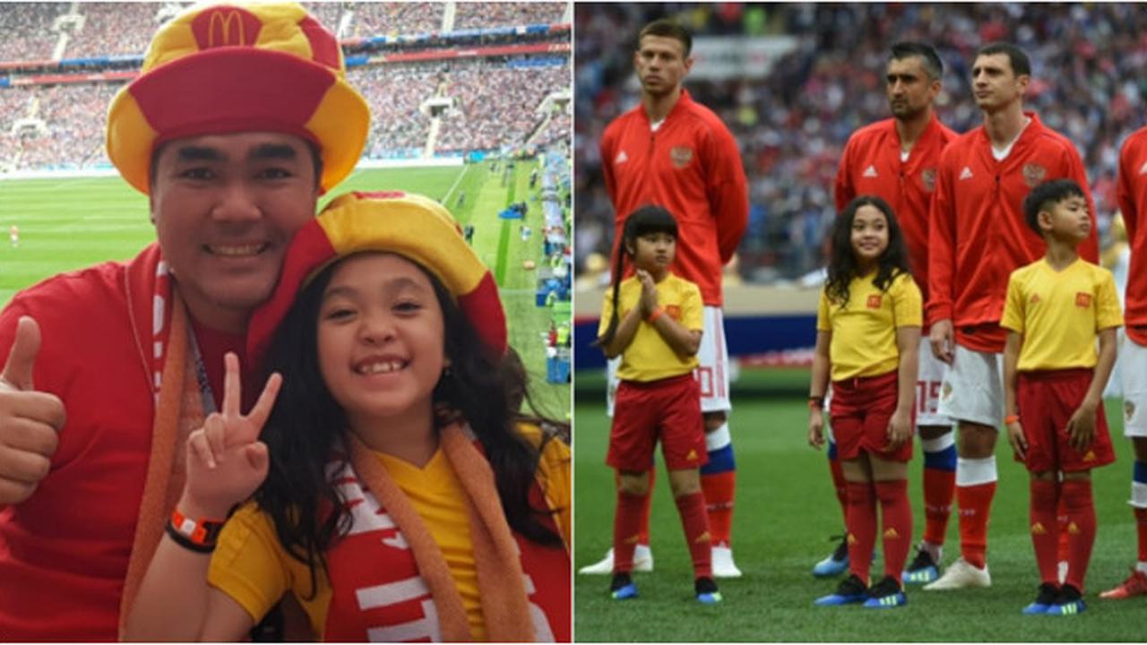 Bangga, seorang anak mewakili Indonesia sebagai player escort (pendamping sepak bola) dalam pertandingan pembuka Piala Dunia 2018.