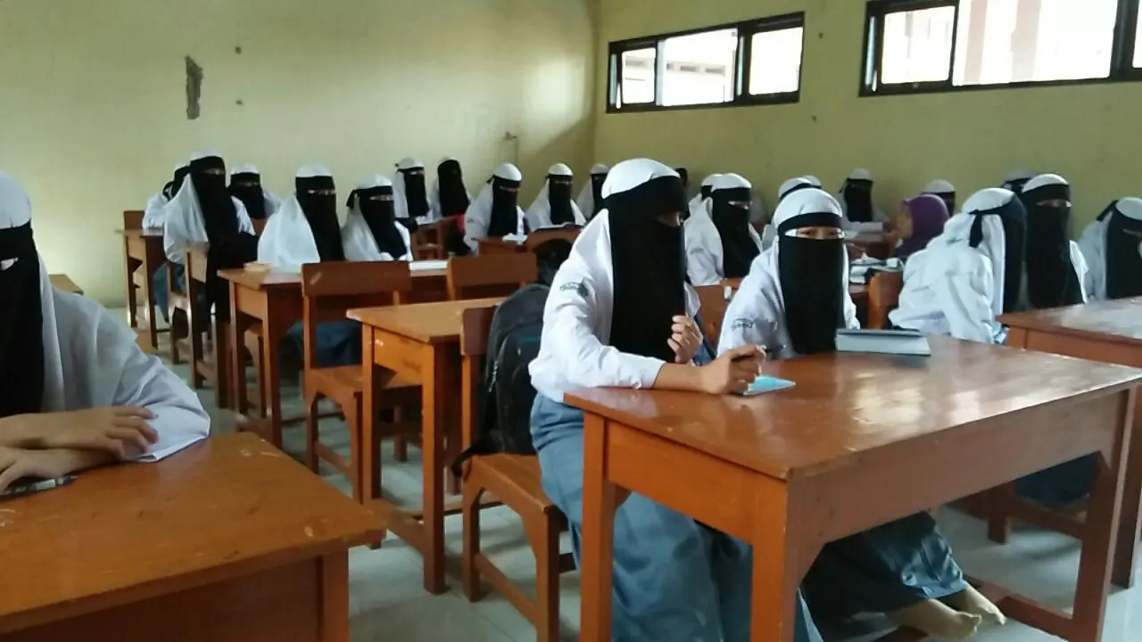 Alasan Pimpinan Ponpes Wajibkan Siswi SMK Bercadar Selama Belajar