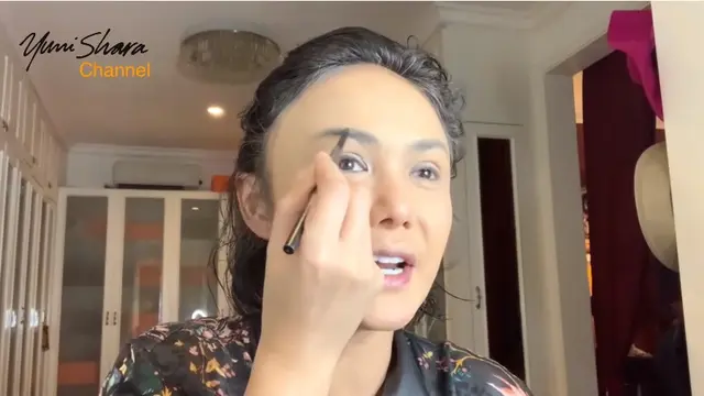 Sudah Kelihatan Uban, Ini 7 Momen Yuni Shara Beri Tips Makeup