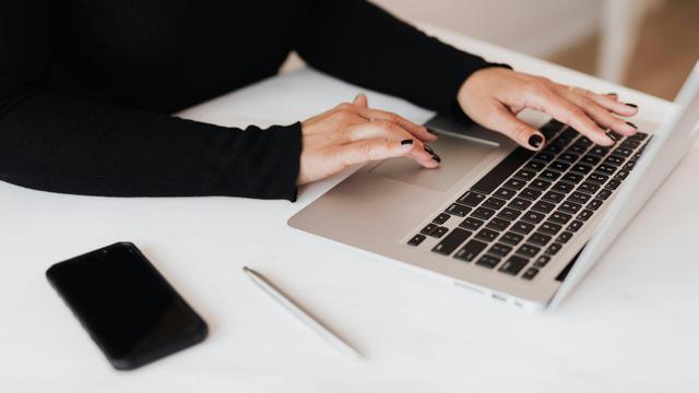 Wanita sedang bekerja