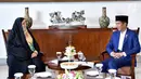 Presiden Joko Widodo (kanan) berbincang dengan Wakil Presiden Republik Islam Iran Bidang Wanita dan Urusan Keluarga, Masumeh Ebtekar selama KTT Ulama dan Cendekiawan Muslim Dunia di Istana Bogor, Selasa (1/5). (Liputan6.com/Pool/Biro PersSetpres)