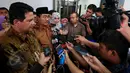 Ketua KPU, Husni Kamil Manik dan Ketua DKPP, Jimly Asshiddiqie memberikan keterangan pada wartawan usai rapat tertutup di Jakarta, Jumat (5/6/2015). KPU, DKPP dan Bawaslu melakukan rapat koordinasi jelang Pilkada serentak 2015. (Liputan6.com/Johan Tallo)