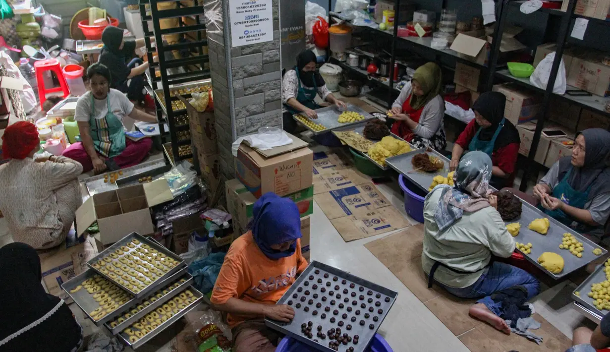 Memasuki akhir Ramadan dan menjelang perayaan Idul Fitri, permintaan berbagai jenis kue kering hasil produksi Kampung Nastar di Gang Subur Larangan Utara Kecamatan Larangan Kota Tangerang, Banten mengalami lonjakan pesanan. Tampak dalam foto, pekerja memproduksi berbagai jenis kue kering di Botisha Cookes Kampung Nastar, Larangan, Tangerang, Banten, Kamis 12 Maret 2026. (merdeka.com/Arie Basuki)