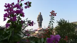 Patung tertinggi dunia, "Statue Of Unity", yang dibangun di negara bagian Gujarat, India, Selasa (30/10). Patung Persatuan yang berukuran 182 meter atau dua kali lebih tinggi dari Patung Liberty ini menelan biaya lebih dari Rp 6 triliun (SAM PANTHAKY/AFP)
