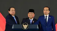 Presiden Prabowo Subianto (tengah) saat meluncurkan Badan Pengelola Investasi Daya Anagata Nusantara (Danantara) di Istana Kepresidenan Jakarta, Senin (24/2/2025). Acara ini dihadiri Presiden keenam RI Susilo Bambang Yudhoyono (SBY) (kiri) hingga Presiden ketujuh RI, Joko Widodo atau Jokowi (Biro Pers Sekretariat Presiden)