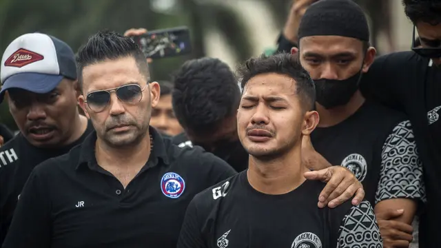 Foto: Tangisan Pemain dan Ofisial Tim Arema FC Pecah Ketika Menginjakkan Kaki di Stadion Kanjuruhan