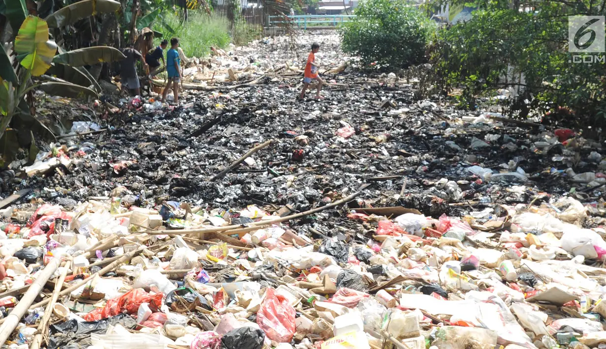 Suasana Sungai Kalibaru di Kampung Bambu Kuning, Bojong Baru, Bogor (12/9). Kurangnya kesadaran berbagai pihak akan kebersihan sungai menyebabkan Sungai yang merupakan anak Sungai Ciliwung dipenuhi tumpukan sampah rumah tangga. (Merdeka.com/Arie Basuki)