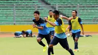Achmad Jufriyanto (kiri) berusaha mengejar Dedi Hartono (kedua dari kanan) saat berlatih bersama timnas senior Indonesia di Stadion GBK, Jakarta, (12/11/2014). (Liputan6.com/Helmi Fithriansyah)