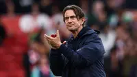 Pelatih Brentford, Thomas Frank saat ini tengah menjalani musim ke-6 menangani The Bees di Premier League musim 2023/2024. Ia mulai membesut Brentford saat masih berkiprah di Championship pada awal musim 2018/2019. Brentford dibawanya promosi ke Premier League sejak musim 2020/2021 setelah melewati jalur play-off. (AFP/Darren Staples)