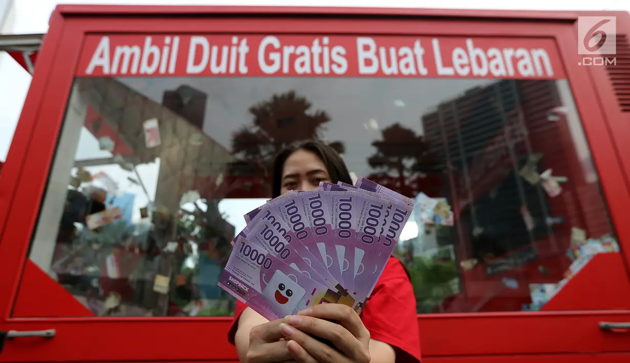 SPG menunjukkan voucher yang akan dibagikan secara cuma-cuma di dalam mobil boks Shopback di Plaza Festival  Kuningan, Jakarta, Kamis (24/5). Untuk mendapatkan uang, pengunjung harus mengundung aplikasi Shopback. (Liputan6.com/Fery Pradolo)