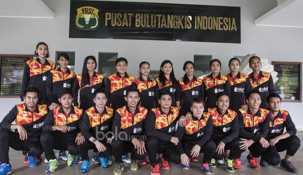 Para pebulutangkis Indonesia untuk Piala Sudirman foto bersama usai seremoni pelepasan tim di Kantor PBSI Cipayung, Jakarta, Sabtu (6/5/2017). (Bola.com/Vitalis Yogi Trisna)