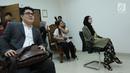 Rosmanizar saat menjalani sidang cerai perdana di Pengadilan Agama Jakarta Timur, Kamis (16/8). Rosmanizar menghadiri sidang cerai perdana tanpa kehadiran Enji mantan suami Ayu Ting Ting tersebut. (Liputan6.com/Herman Zakharia)