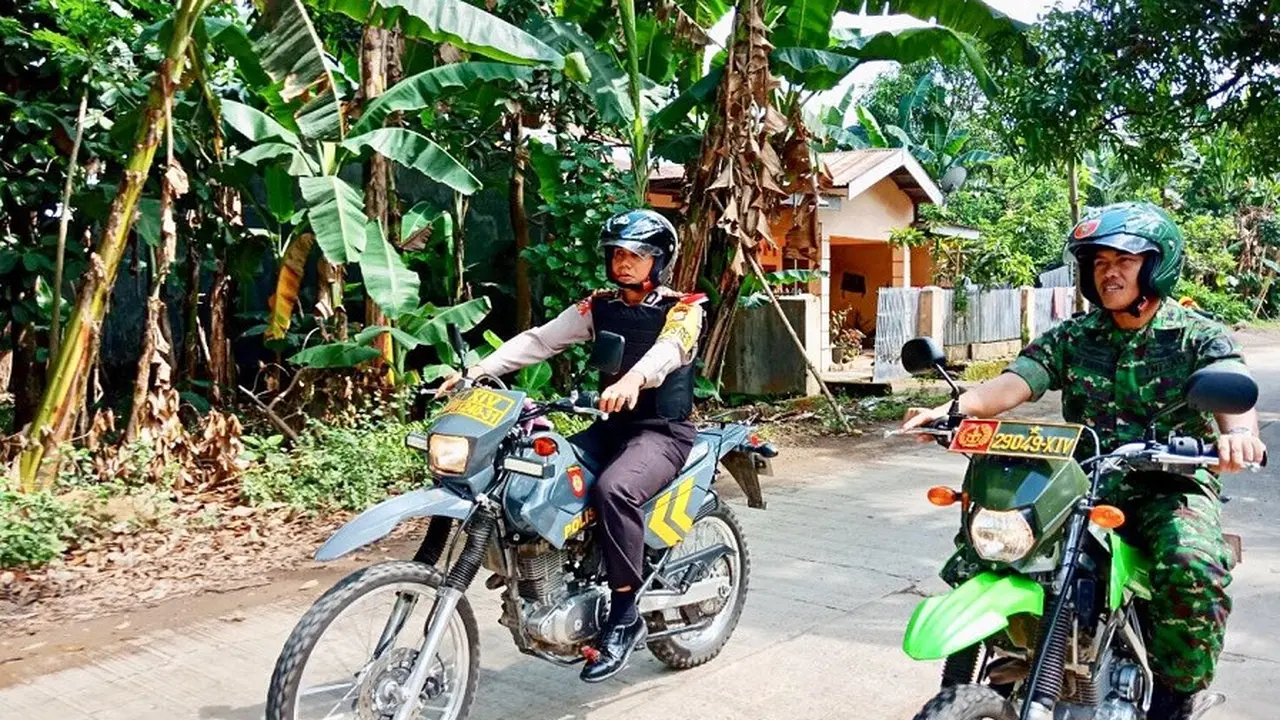 Kapolres Gowa, AKBP Shinto Silitonga patroli keluar masuk kampung jelang pencoblosan (Liputan6.com/ Eka Hakim)