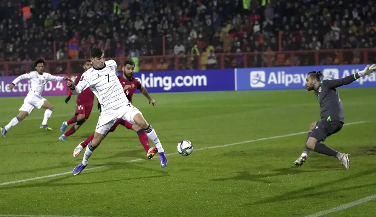 Pemain Jerman Kai Havertz (kiri tengah) mencetak gol ke gawang Armenia pada pertandingan sepak bola Kualifikasi Grup J Piala Dunia 2022 di Stadion Vazgen Sargsyan, Yerevan, Armenia, 14 November 2021. Jerman menang 4-1. (AP Photo/Pavel Golovkin)
