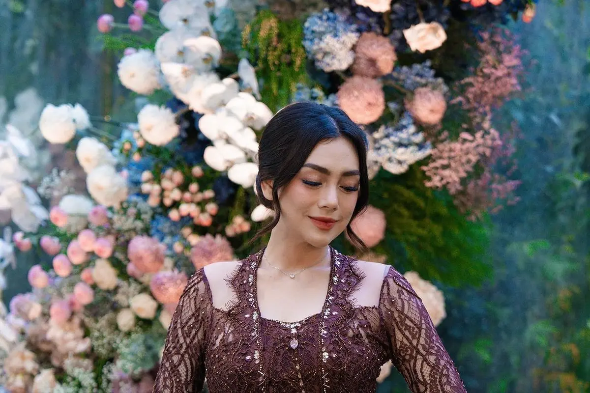 6 Tampilan Anggun Celine Evangelista Kenakan Kebaya Spesial Bertuliskan Namanya