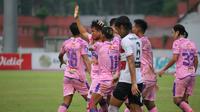 Bek Persita, Herwin Tri Saputra disambut rekan setimnya saat mencetak gol kemenangan saat Pendekar Cisadane mengalahkan Madura United di BRI Liga 1. (Persita Media)