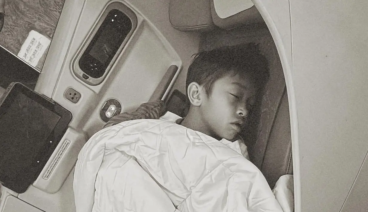 Jennifer Bachdim pergi ke London dengan empat anaknya tanpa didampingi Irfan Bachdim. [Foto: Instagram/jenniferbachdim]