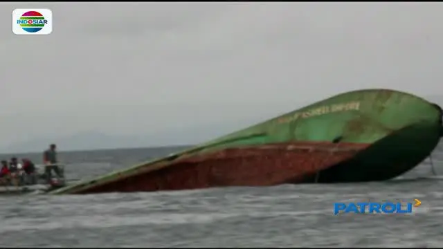 TNI Angkatan Laut menenggelamkan satu kapal nelayan asal Filipina di perairan Taman Nukila, Kota Ternate, Maluku Utara.