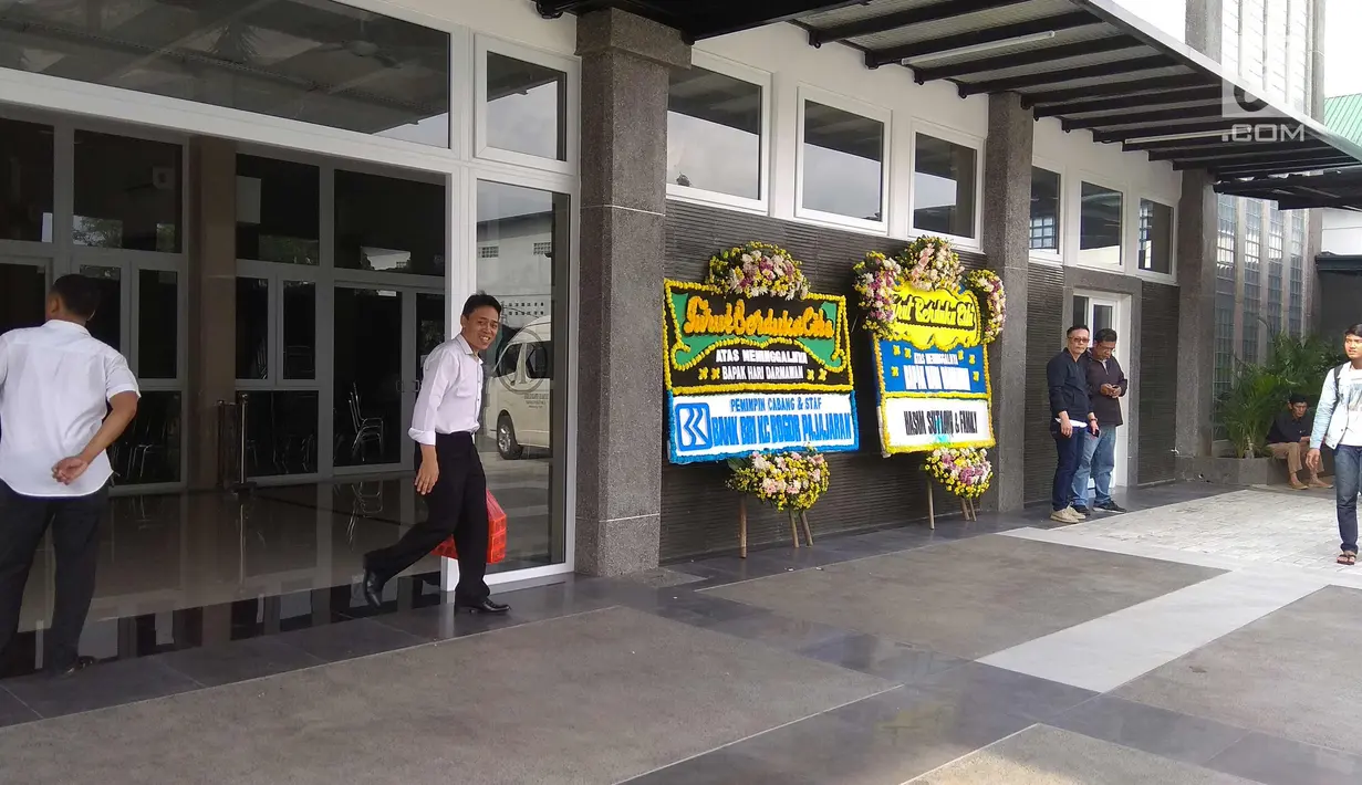 Karangan bunga duka cita untuk pendiri Matahari Departement Store, Hari Darmawan di rumah duka Sinar Asih, Bondongan, Bogor, Sabtu (10/3). Hari meninggal setelah jenazahnya ditemukan di pinggir Sungai Ciliwung. (Liputan6.com/Achmad Sudarno)