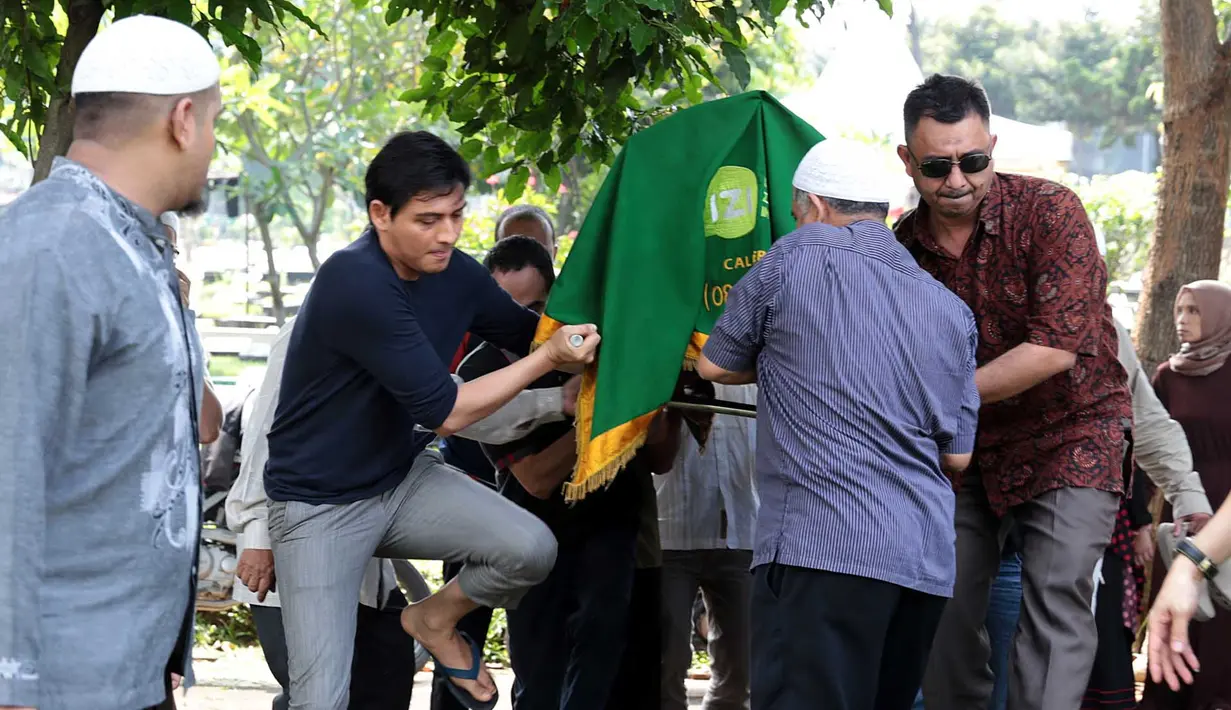 Lucky pun mengatakan, sudah menjalani perawatan selaa 8 bulan dan satu bulan terakhir dilakukan di Indonesia. Lucky pun menerima takdir yang sudah ditetapkan Allah atas kepergian ibunya ini. (Deki Prayoga/Bintang.com)