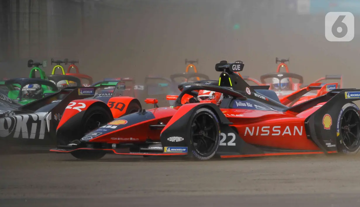 Pembalap beradu kecepatan pada balapan Formula E seri kesembilan di Jakarta International E-Prix Circuit (JIEC), Jakarta, Sabtu (4/6/2022). Pembalap Jaguar TCS Mitch Evans menjadi pemenang usai menjadi yang tercepat menyelesaikan putaran 40 lap dengan catatan waktu 48 menit 28, 424 detik. (Liputan6.com/Herman Zakharia)