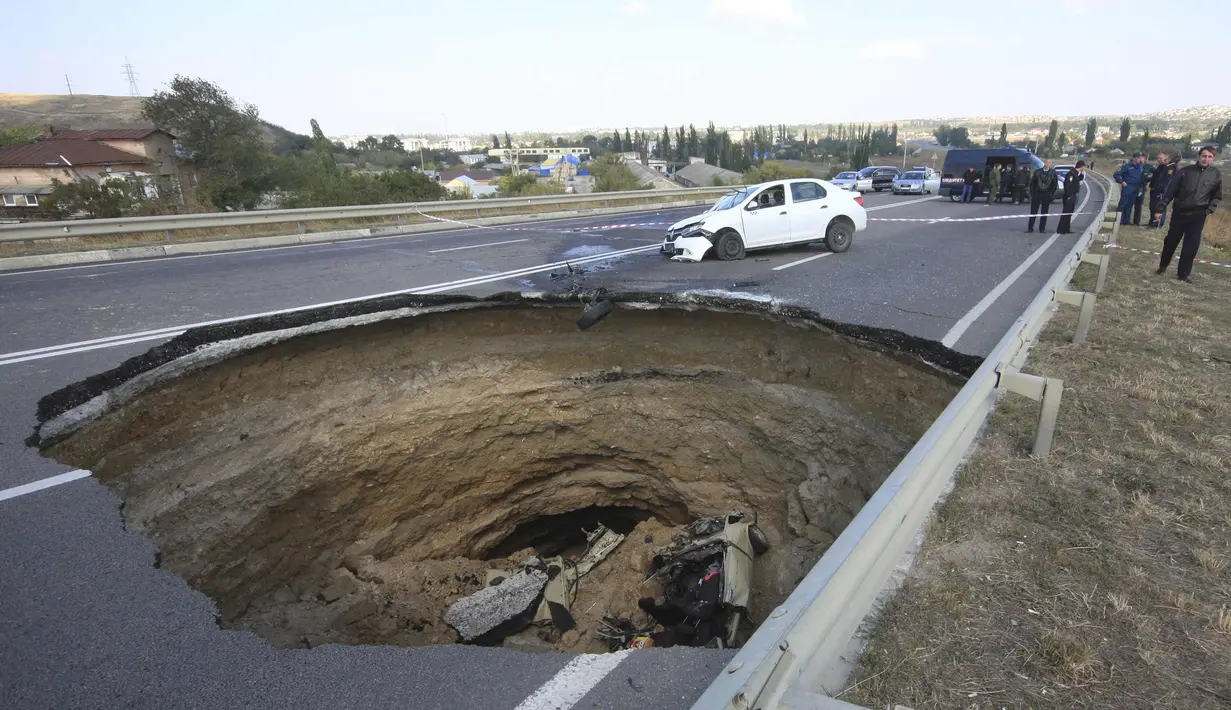 Sinkhole raksasa terbentuk di tengah jalan utama dekat Simferopol, ibukota Crime. (REUTERS/Pavel Rebrov) 