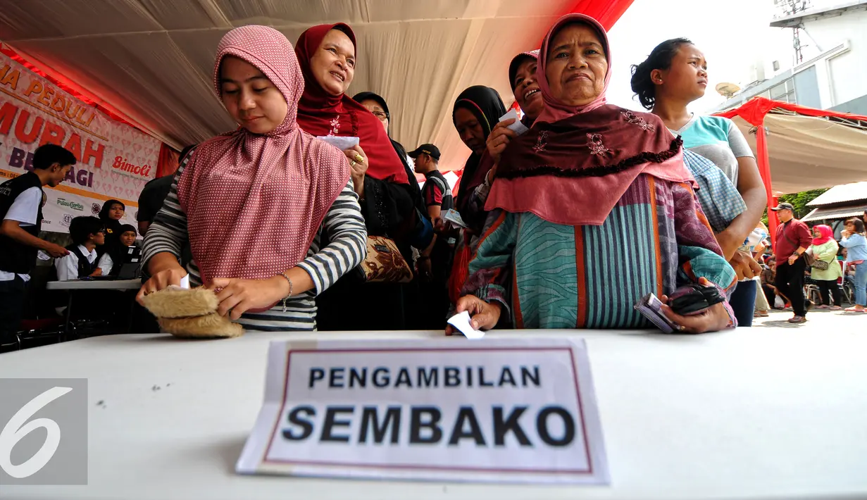 Ratusan warga mengantri untuk mendapatkan sembako murah di Kantor DPP PDIP Lenteng Agung, Jakarta, Senin (13/7/2015). Warga menyambut antusias kehadiran pasar murah yang digelar PDIP (Liputan6.com/Yoppy Renato)
