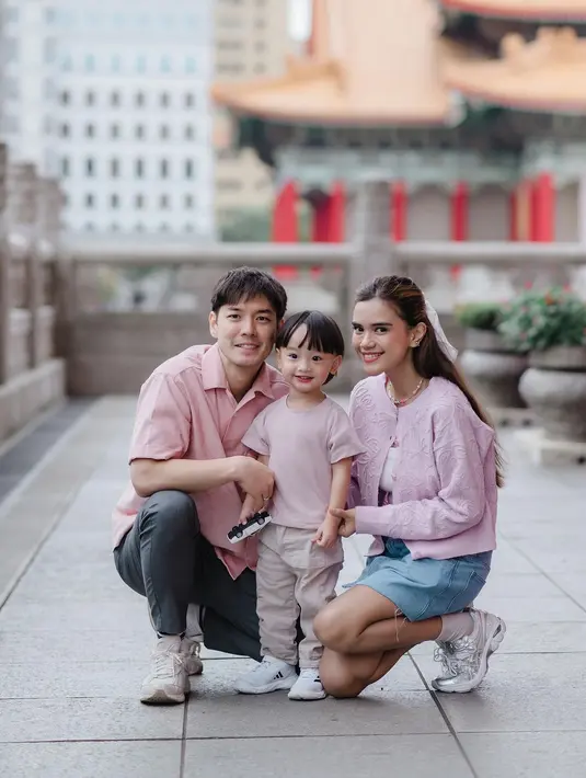 Pasangan ini juga membawa sang buah hati, Anzel Maverick Xie. "Kembali mudik 💙🇹🇼. Btw nonton sampe ending ya anzel request mau makan apa," tulis audimarissa sebagai keterangan video yang diunggah pada 14 November. [Instagram/audimarissa]