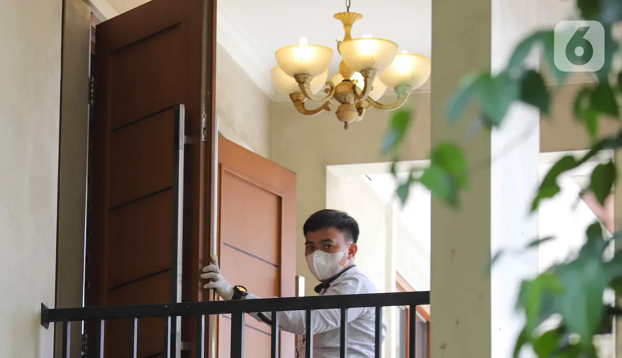Tim khusus (Timsus) Kepolisian melakukan uji balistik laboratorium forensik yang dilakukan di rumah dinas Kadiv Propam Polri nonaktif, Irjen Ferdy Sambo, di kawasan Duren Tiga, Jakarta Selatan, Senin (1/8/2022). Tim khusus yang dibentuk oleh Kapolri Jenderal Listyo Sigit melakukan pendalaman uji balistik labfor untuk mendalami penembakan Brigadir Joshua atau Brigadir Nopriansyah Yoshua Hutabarat terutama soal senjata api atau balistik. (Liputan6.com/Herman Zakharia)