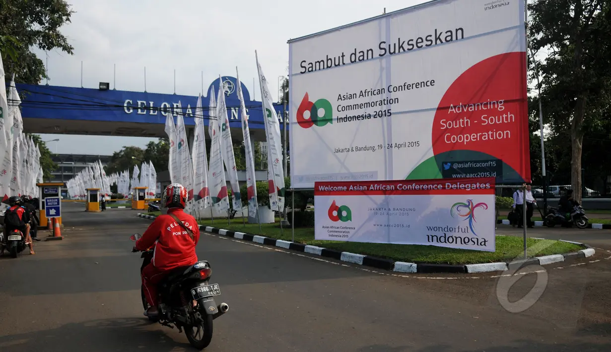 Jelang Pembukaan Konfrensi Asia Afrika di Jakarta, umbul-umbul dan baliho terpampang di sepanjang jalan kawasan Senayan, Jakarta, Jumat (17/4/2015). Pemprov DKI Jakarta mengaku sudah siap 95 persen untuk menggelar KAA. (Liputan6.com/Johan Tallo)