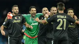 Pemain Juventus merayakan kemenangan 2-1 atas Manchester City di laga Grup D Liga Champions di Stadion Etihad, Manchester, Inggris, Rabu (16/9/2015) dini hari WIB. (AFP Photo/Oli Scarff) 