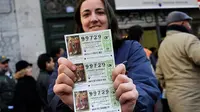 Setiap tahunnya, warga Spanyol rela mengantri untuk membeli tiket loteere dengan total hadiah mencapai  Rp 33,2 triliun.