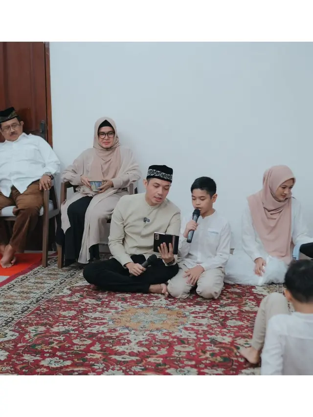 6 Potret Akikah Anak Ketiga Alyssa Soebandono dan Dude Harlino, Penuh Khidmat