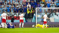 Kiper Polandia Wojciech Szczesny melakukan penyelamatan tendangan pemain Argentina Lionel Messi pada pertandingan sepak bola Grup C Piala Dunia 2022 di Stadion 974, Doha, Qatar, 30 November 2022. Argentina lolos ke babak 16 besar Piala Dunia 2022 dengan status juara Grup C usai mengalahkan Polandia 2-0. (AP Photo/Darko Bandic)