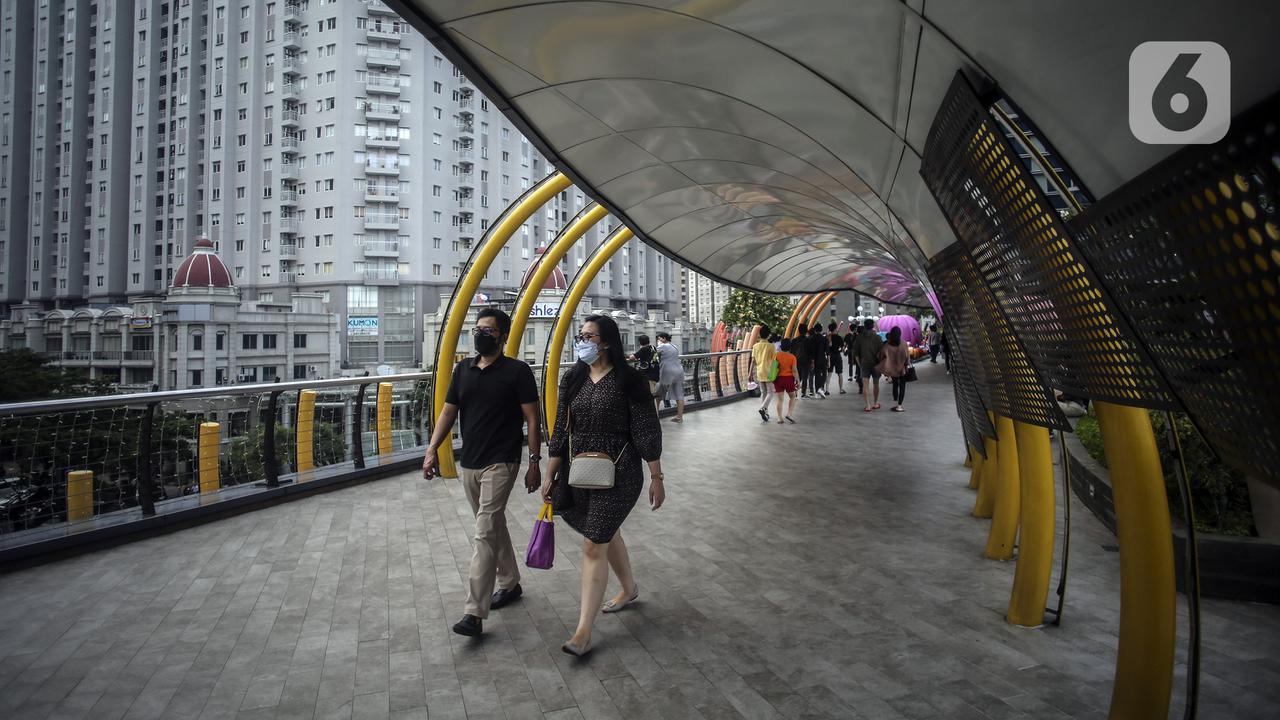 FOTO: PPKM Dilonggarkan, Pusat Perbelanjaan Kembali Ramai Pengunjung