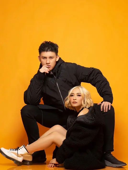 Sebelum mengubah warna rambutnya menjadi blonde, Rinni meminta persetujuan dengan suaminya, Jevin Julian. Jevin pun merasa rambut pirang cocok untuk Rinni. (Liputan6.com/IG/rinni_w)