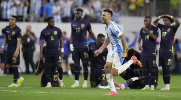 Penyerang Argentina Nicolás Gonzalez merayakan kemenangan atas Ekuador dalam adu penalty pada perempat final Copa America 2024 di Stadion NRG, Houston, Texas, AS, Jumat (5/7/2024). (AP Photo/Julio Cortez)
