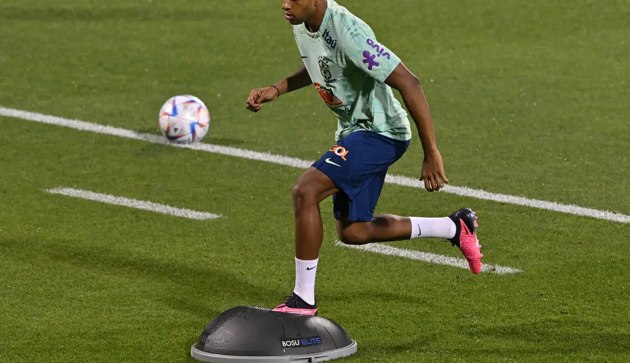 Penyerang Brasil, Rodrygo mengambil bagian dalam sesi latihan di Stadion Al Arabi SC di Doha (6/12/2022). Brasil akan bertanding melawan Kroasia pada babak perempatfinal Piala Dunia 2022 Qatar di Education City Stadium, Doha pada Jumat (9/12) pukul 22.00 WIB mendatang. (AFP/Nelson Almedia)