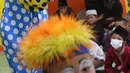 Yahya Edward menggunakan kostum badut berceramah di depan anak-anak di Pinang, Kota Tangerang, Banten, Kamis (29/4/2021). Mengajar ngaji menggunakan kostum badut tersebut untuk memotivasi anak-anak agar tetap semangat belajar sekaligus untuk menghibur anak didiknya. (Liputan6.com/Angga Yuniar)