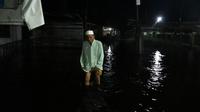 Seorang warga harus menerjang banjir untuk mengikuti sholat tarawih berjamaah di Palangka Raya, Kalimantan Tengah, Senin (11/3/2024). Foto: Liputan6/ Marifka Wahyu Hidayat