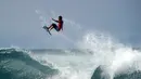 Italo Ferreira dari Brasil saat bersaing World Surf League Men's Championship 2018 di Keramas, Gianyar, di pulau resor Bali (2/6). (AFP Photo/Sonny Tumbelaka)