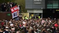 Fans Manchester United melancarkan protes massal terhadap pemilik klub, keluarga Glazer. Mereka menyerbu lapangan di Old Trafford sebelum kick-off. (Foto: AFP/Oli Scarff)