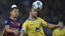 Pemain Bate Borisov, Igor Stasevich berebut bola dengan pemain Barcelona, Adriano pada laga Liga Champions di Stadion Camp Nou, Spanyol, Rabu (4/11/2015). (AFP Photo/Lluis Gene)