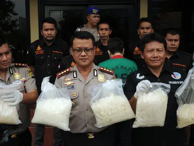 Kapolres Jakarta Barat, Kombes (Pol) Rudy Heriyanto AN (tengah) menunjukan narkotika jenis sabu saat rilis di Jakarta, Rabu (23/3/2016). Sat Narkoba Polres Jakarta Barat mengamankan satu tersangka berikut 16 kg sabu. (Liputan6.com/Helmi Fithriansyah)
